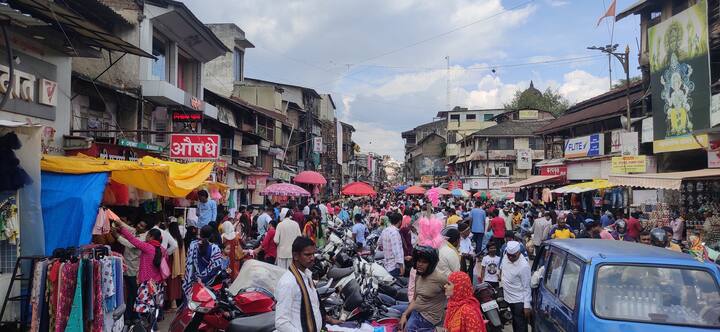 Nashik Diwali 2022 : नाशिकमध्ये (Nashik) दिवाळी (Diwali) सणाला उधाण आले असून शनिवारी मेनरोड परिसरात खरेदीसाठी तोबा गर्दी पाहायला मिळाली.