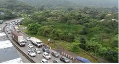 Pune Mumbai Expressway : मुंबई-पुणे एक्स्प्रेसवरील बोरघाटात वाहतूक कोंडी, अमृतांजन पुलाजवळ वाहनांच्या रांगा