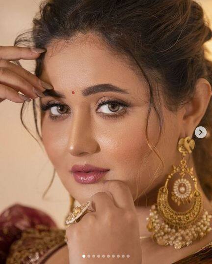 Rashmi Desai Pics: ਮਸ਼ਹੂਰ ਟੀਵੀ ਅਦਾਕਾਰਾ ਰਸ਼ਮੀ ਦੇਸਾਈ ਅਕਸਰ ਸੋਸ਼ਲ ਮੀਡੀਆ 'ਤੇ ਆਪਣੇ ਸਿਜ਼ਲਿੰਗ ਅੰਦਾਜ਼ ਨਾਲ ਹੰਗਾਮਾ ਮਚਾ ਦਿੰਦੀ ਹੈ। ਇਸ ਦੌਰਾਨ ਧਨਤੇਰਸ ਦੇ ਮੌਕੇ 'ਤੇ ਰਸ਼ਮੀ ਨੇ ਤਾਜ਼ਾ ਤਸਵੀਰਾਂ ਨਾਲ ਪ੍ਰਸ਼ੰਸਕਾਂ ਨੂੰ ਵਧਾਈ ਦਿੱਤੀ