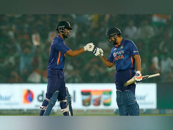 এই টি-টােয়েন্টি বিশ্বকাপের আসরে রান তাড়া করতে নেমে কে সবচেয়ে বেশি রান করেছিলেন? তালিকায় কে কে রয়েছেন?