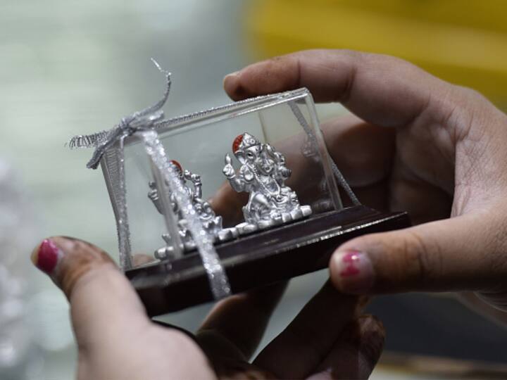 Hindus believe that today is incredibly auspicious for making new purchases, particularly of jewellery made of gold or silver and new kitchenware. New 