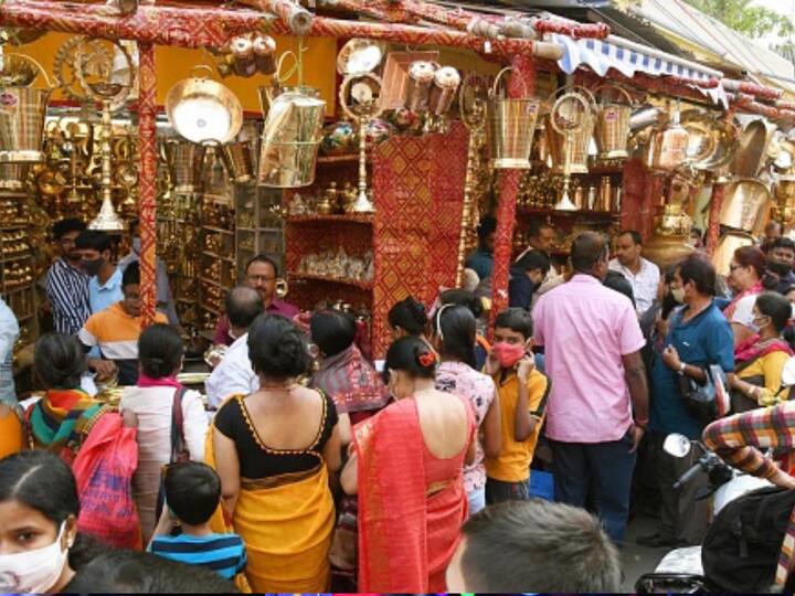 Diwali has arrived, and markets are being overrun by tens of thousands of buyers every day. Although Diwali is on October 24 this year, Indian consumers still make purchases on Dhanteras (October 22) and Naraka Chaturdashi (October 23). Some people want to purchase dinnerware and kitchenware for Dhanteras, while others want to purchase gold and silver. (Image Source: Getty)