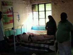 बस्ती के सामुदायिक स्वास्थ्य केंद्र में अंधेरे के चलते बाहर किया मरीज का इलाज, तस्वीर वायरल