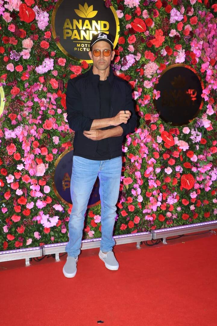 साथ ही ऋतिक ने ऑरेंज सनग्लासेस और कैप भी कैरी हुआ था. इस कैजुअल वियर में हमेशा की तरह ऋतिक काफी हैंडसम दिखे.