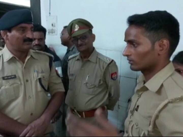 Hardoi Uttar Pradesh Villagers attacked police who arrived to stop dispute two constables injured ANN Hardoi News: मारपीट की सूचना पर पहुंची पुलिस टीम पर गांव वालों ने किया हमला, जान बचाकर भागे