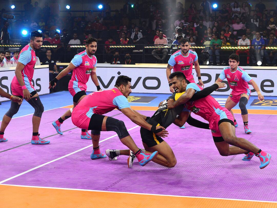 PKL 9: जयपुर ने लगातार पांचवी जीत हासिल करके प्वाइंट्स टेबल में दिल्ली को पछाड़ा, जानें रेडिंग और डिफेंस में कौन आगे pro kabaddi league 2022 updated points table most raid and tackle points after 22 october matches PKL 9: जयपुर ने लगातार पांचवी जीत हासिल करके प्वाइंट्स टेबल में दिल्ली को पछाड़ा, जानें रेडिंग और डिफेंस में कौन आगे