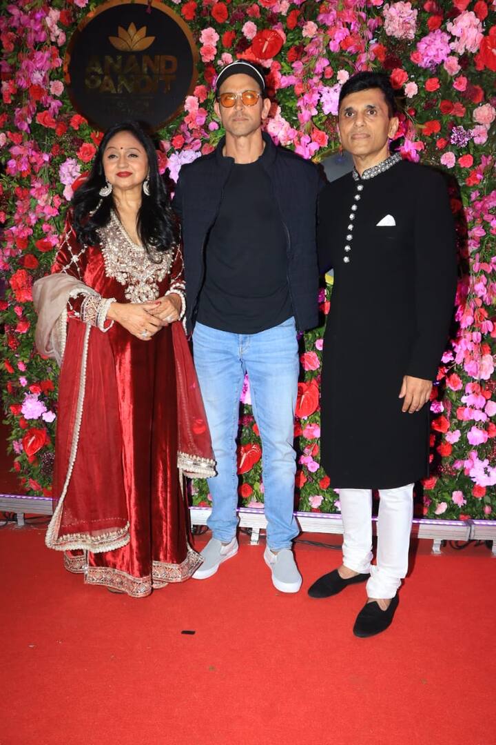 ऋतिक इस दौरान कैजुअल लुक में पहुंचे. वो जींस के साथ ब्लैक टी-शर्ट और ब्लैक जैकेट पहने नजर आए.