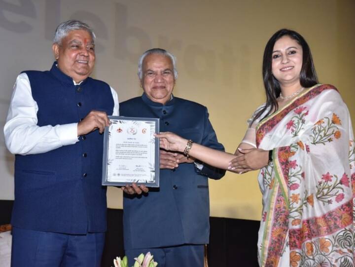 Rajasthan News Vice President Jagdeep Dhankhar Honored CM Gehlot Daughter In Law Himanshi Ann