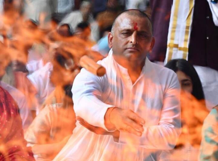 प्रशासन द्वारा सैफई में नेताजी के आवास के आसपास सड़क पर बैरिकेडिंग करके वाहनों और भीड़ की आवाजाही को नियंत्रित करने के लिए सख्त सुरक्षा व्यवस्था की गई थी.