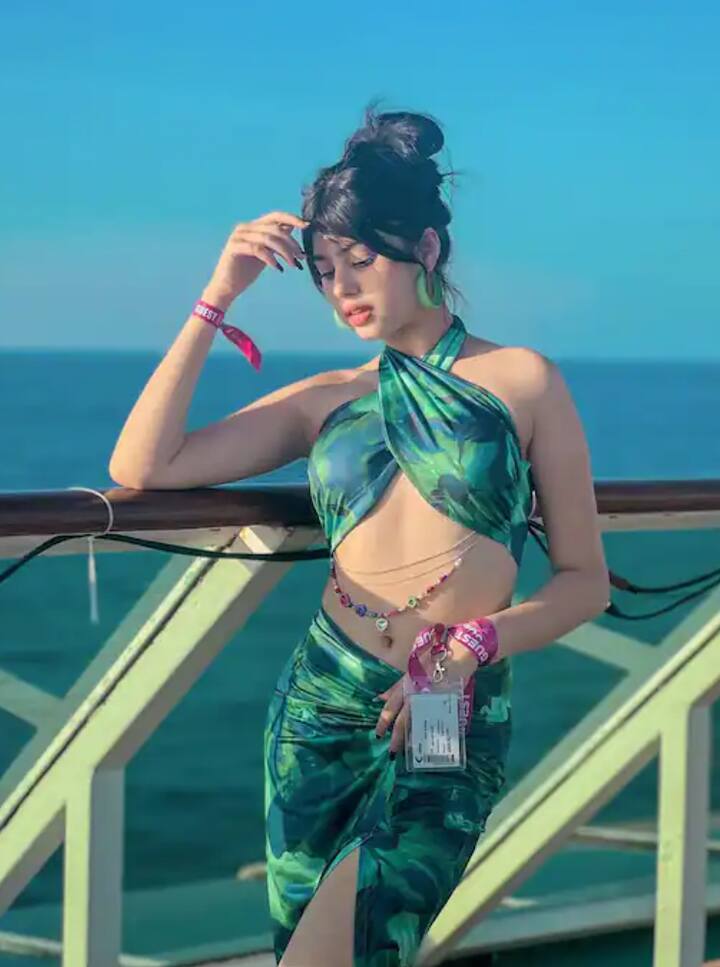 Riva Arora Pics: ਰੀਵਾ ਅਰੋੜਾ ਇਨ੍ਹੀਂ ਦਿਨੀਂ ਆਪਣੇ ਗਲੈਮਰਸ ਅੰਦਾਜ਼ ਲਈ ਲਾਈਮਲਾਈਟ ਵਿੱਚ ਹੈ। ਆਓ ਤੁਹਾਨੂੰ ਦੱਸਦੇ ਹਾਂ ਕਿ ਇਹ ਰੀਵਾ ਅਰੋੜਾ ਕੌਣ ਹੈ? ਉਨ੍ਹਾਂ ਨੂੰ ਲੈ ਕੇ ਕਾਫੀ ਹੰਗਾਮਾ ਹੋਇਆ ਹੈ।