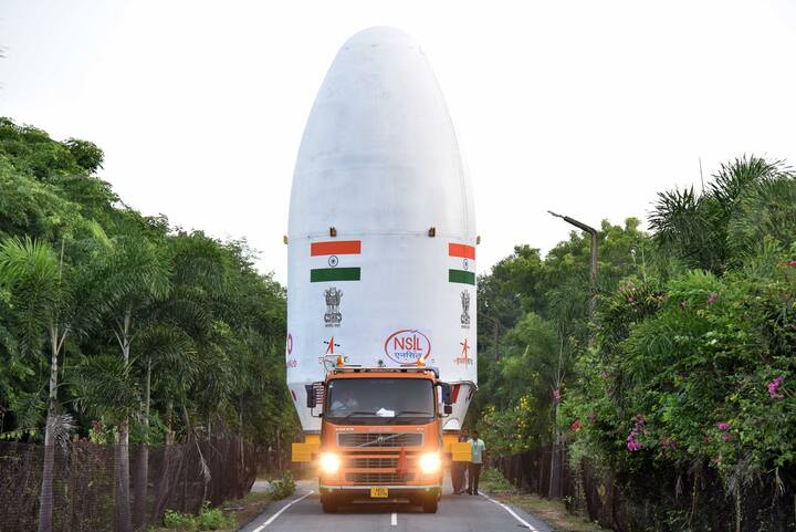 इसरोची व्यावसायिक शाखा न्यू स्पेस इंडिया लिमिटेडने (NSIL) वनवेब (OneWeb) या ब्रिटिश कंपनीसोबत करार केला आहे. (PC : @OneWeb @isro / Twitter)
