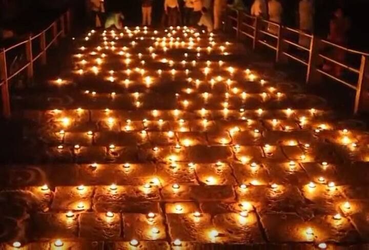 सध्या पुराच्या पाण्यामुळे चंद्रभागा थेट घाटांपर्यंत पोहोचल्याने या दृश्याने चंद्रभागा खूपच खुलून दिसत आहे .