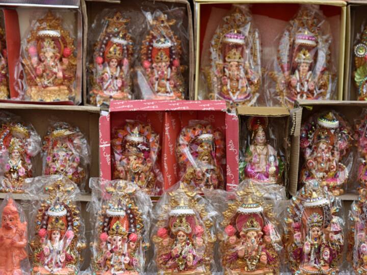 On Dhanteras, people also buy idols of Goddess Laxmi and Lord Ganesha and worship them during Diwali. (Image Source: Getty)