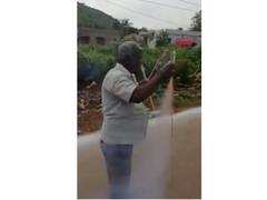 ঠোঁটে ধরা সিগারেট দিয়েই একের পর এক রকেট জ্বালাচ্ছেন এই ব্যক্তি, ভাইরাল ভিডিও