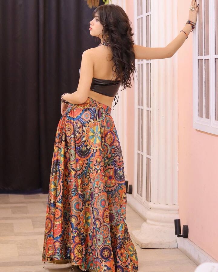 માત્ર 12 વર્ષની ઉંમરે રીવાના આ ટ્રાન્સફોર્મેશન જોઈને બધા આશ્ચર્યચકિત થઈ જાય છે. આ સાથે જ મીકા સિંહ સાથે રીવાનો એક ગીતનો વીડિયો પણ ખૂબ વાયરલ થઈ રહ્યો છે. તે અંગે પણ વિવાદ છે.