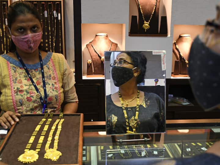 The first day of the Diwali festival is known as Dhanteras. Hindus go shopping for gold and silver on this day because it is thought to be lucky. According to Hindu mythology, Dhanteras is the most auspicious time to purchase gold because it is thought that it will bring the buyer good fortune. As a result, demand for golden jewellery is higher at this time of year. (Image Source: Getty)