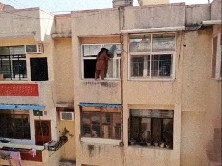 Video of woman cleaning windows while standing on ledge goes viral watch it Viral Video: জানলার ধারে দাঁড়িয়ে বিপজ্জনক ভাবে ঘর পরিষ্কার করছেন মহিলা, ভাইরাল ভিডিও