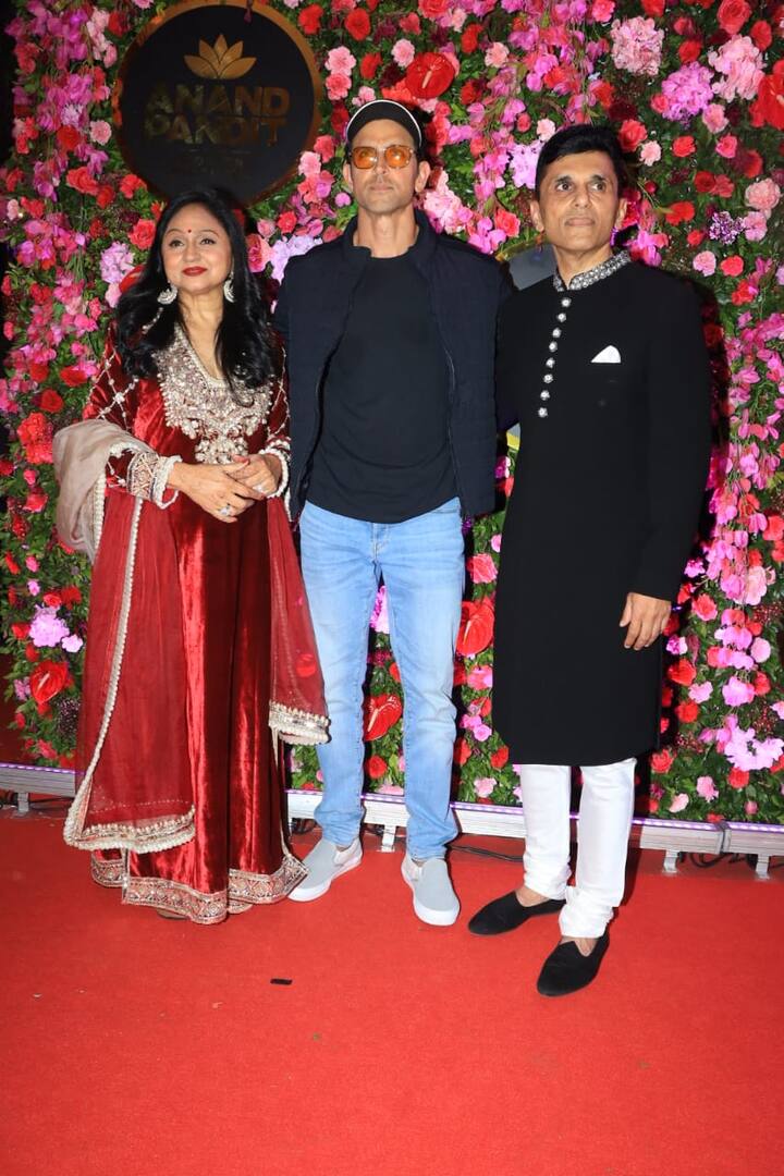 Amitabh Bachchan And Hrithik Roshan Diwali Party: बीते दिनों से बॉलीवुड में दिवाली (Diwali) का जश्न शुरू हो चुका हैं. कई सितारे अपने घर प्री-पार्टी की महफिल सजा रहे हैं, जहां कई बॉलीवुड सेलेब्स का जमावड़ा देखने को मिल रहा है.