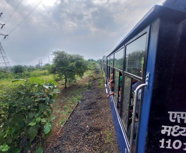 ट्रेन सुरु झाल्यामुळं पर्यटनाला जाण्याचा मार्ग सुकर