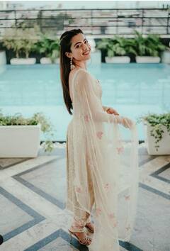 शिमरी साड़ी-मैसी बन या सलवार सूट-लॉन्ग ईयररिंग्स, Rashimka Mandana का कौनसा लुक है बेस्ट?