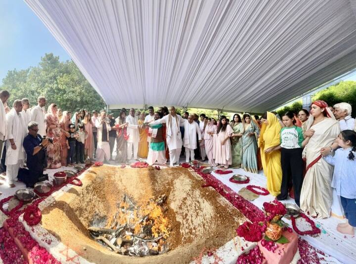 इसके अलावा उनके भतीजे धर्मेंद्र यादव, प्रतीक यादव, अंकुर उर्फ आदित्य यादव, अंशुल यादव, कार्तिकेय यादव और अनुराग यादव भी मौजूद रहे.