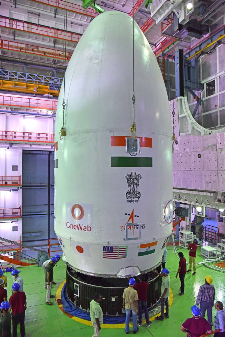 22 ऑक्टोबर रोजी मध्यरात्री आंध्र प्रदेशातील श्रीहरिकोटा येथून हे 'बाहुबली' रॉकेट 'LVM-3' लाँच करण्यात येईल. मध्यरात्री 12 वाजून 07 मिनिटांनी हे रॉकेट हवेत झेपावेल. (PC : @OneWeb @isro / Twitter)