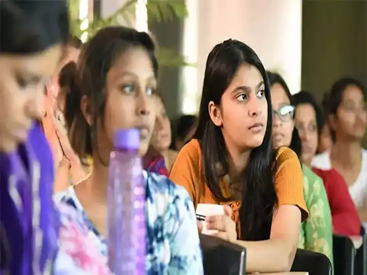 University Grants Commission Frames New Guidelines On Women's Safety In Higher Education Institutions UGC On Women's Safety: கல்லூரிகளில் மாணவிகள் பாதுகாப்பு; கருத்து கேட்டு புதிய விதிகளை உருவாக்கும் யுஜிசி!