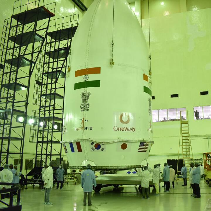 न्यूस्पेस इंडिया लिमिटेड (NewSpace India Limited) ही इसरोची (ISRO) व्यावसायिक शाखा आहे.  (PC : @OneWeb @isro / Twitter)