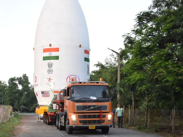 ISRO :  इसरो प्रथमच LVM-3 च्या माध्यमातून ब्रिटीश कंपनीचे 36 उपग्रह पाठवणार, कसे आहे हे शक्तिशाली रॉकेट?