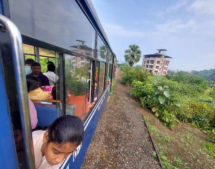 प्रवाशांमध्ये आनंदाचं वातावरण