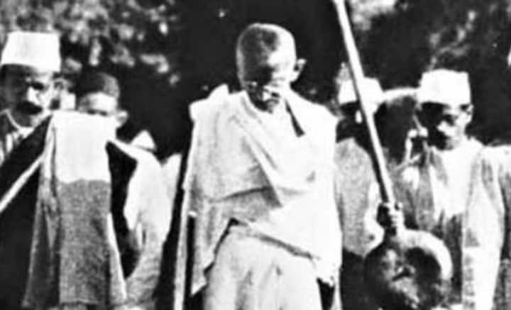 মহাত্মা গাঁধী অসহযোগ আন্দোলন প্রত্যাহার করলে হতাশ হন আশফাকুল্লা। ইংরেজ শাসকের বন্দুকের মোকাবিলা করতে এর পর কাকোরিতে ট্রেন লুঠের পরিকল্পনায় শামিল হন রামপ্রসাদ এবং আশফাকুল্লা। চন্দ্রশেখর আজাদ, রাজেন্দ্র লাহিড়ি, কেশব চক্রবর্তী, বনওয়ারিলাল, মন্মথনাথ গুপ্ত, শচীন্দ্র বক্সি, ঠাকুর রোশন সিংহ-ও ট্রেন লুঠের পরিকল্পনায় শামিল হন। ট্রেন লুঠের টাকায় অস্ত্রশস্ত্র কেনাই লক্ষ্য ছিল তাঁদের।