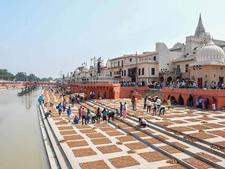 ayodhya set for new record on deepotsav in presense of pm modi Deepotsav 2022 : 18 लाख पणत्यांसह अयोध्या विश्वविक्रमासाठी सज्ज, पंतप्रधान मोदींची सोहळ्याला उपस्थिती; असा खास असेल यंदाचा 'दीपोत्सव'
