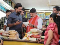 धनतेरस पर पुश्तैनी दुकान पर बैठे कैलाश विजयवर्गीय, ग्राहकों को सामान बेच निभाई परंपरा