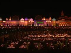 15 लाखांहून अधिक दिव्यांनी शरयू घाट उजळला, पंतप्रधान मोदी रामाचं दर्शन घेऊन दीपोत्सवात सहभागी