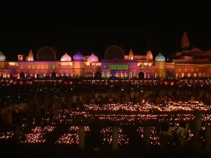 पंतप्रधान मोदी यांच्या उपस्थितीत शरयू घाटावर 15 लाखांहून अधिक दिवे प्रज्वलित करण्या आले.