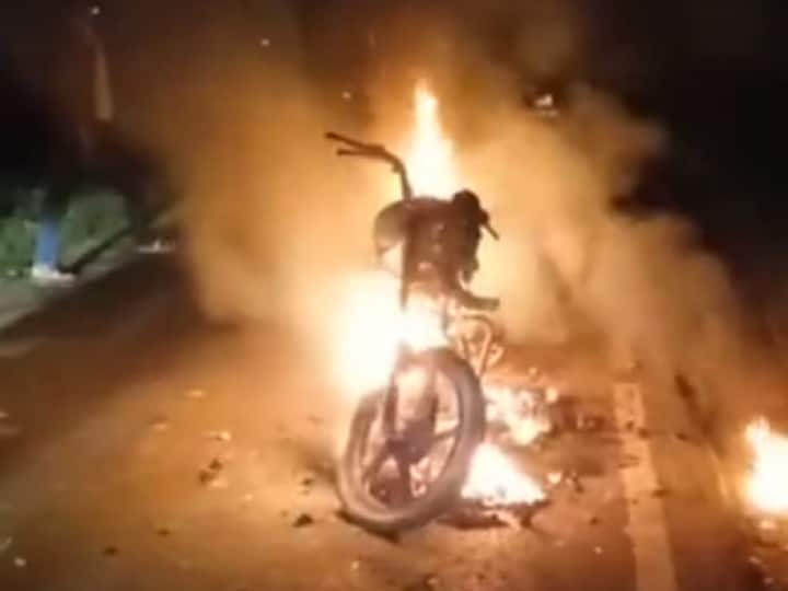 Siwan News: People set fire to criminal's bike in Siwan, miscreants were trying to rob a person ann Siwan News: सीवान में लोगों ने अपराधी की बाइक में लगा दी आग, बदमाश एक व्यक्ति के साथ कर रहे थे लूट की कोशिश