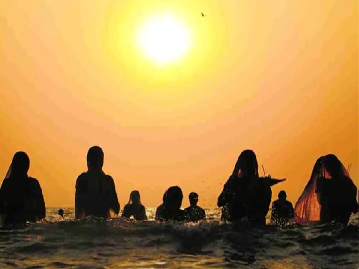 Chhath Devta: Many Benefits of Offering Water to the Sun in Chhath Puja Know How Happiness and Prosperity Comes in the House Chhath Devta: लोक आस्था के महापर्व छठ में सूर्य को जल चढ़ाने के हैं कई फायदे, जानें घर में कैसे आती सुख-समृद्धि