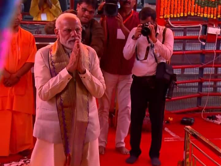 प्रधानमंत्री नरेंद्र मोदी ने अयोध्या में रामलला के दर्शन किए और पूजा अर्चना की. इस दौरान उनके साथ मुख्यमंत्री योगी आदित्यनाथ भी मौजूद रहे.