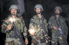 Indian Army Diwali: আলোয়-বাজিতে দীপাবলিতে মাতোয়ারা দেশের অতন্দ্র প্রহরীরা