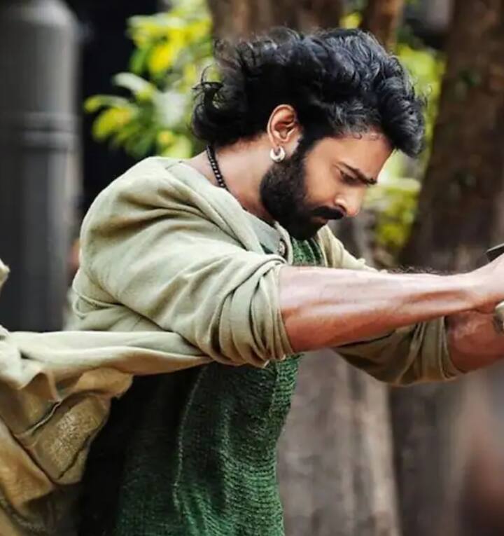 ਪ੍ਰਭਾਸ ਨੇ ਮੁੰਨਾ ਭਾਈ ਐਮਬੀਬੀਐਸ ਅਤੇ 3 ਇਡੀਅਟਸ ਨੂੰ 20 ਵਾਰ ਦੇਖਿਆ ਹੈ। ਅਭਿਨੇਤਾ ਰਾਜਕੁਮਾਰ ਹਿਰਾਨੀ ਦੇ ਜਬਰਾ ਫੈਨ ਹਨ।