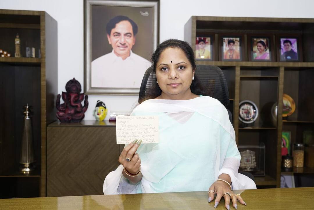 Hyderabad trs mlc Kavitha post card to PM Modi roll back GST On Handloom industry DNN Mlc Kavitha : చేనేత ఉత్పత్తులపై జీఎస్టీ రద్దు చేయాలి, ప్రధానికి ఎమ్మెల్సీ కవిత పోస్ట్ కార్డు