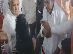 Watch Video : அரசு நிகழ்ச்சியில் பெண்ணை கன்னத்தில் அறைந்த பா.ஜ.க. அமைச்சர்..! வைரலாகும் வீடியோ..