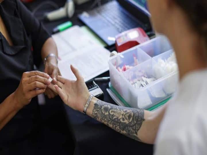 Health Tips Why forbidden to donate blood after getting a tattoo Health Tips: टैटू बनवाने के बाद 1 साल तक गलती से भी ना करें ब्लड डोनेट, हो सकता है हेपेटाइटिस बी और HIV होने का खतरा