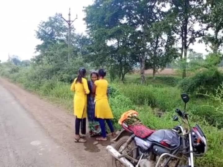 Khandwa woman gave birth to a child on roadside when Janani Express did not reach ANN Khandwa News: प्रसव पीड़ा से तड़प रही महिला ने सड़क किनारे बच्चे को दिया जन्म, नहीं पहुंची जननी एक्सप्रेस