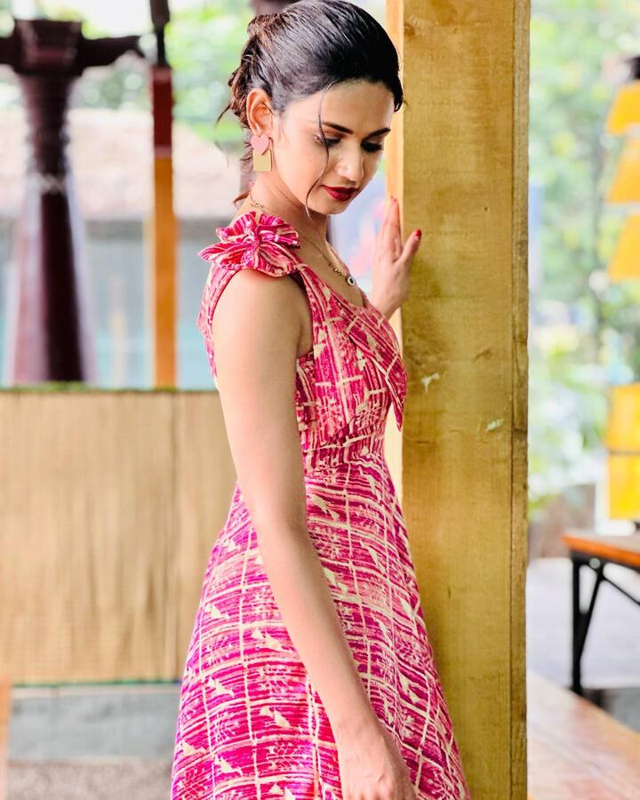 తాజాగా ఈ ముద్దుగుమ్మ పోస్టు చేసిన ఫోటోలు అభిమానులను ఎంతగానో ఆకట్టుకుంటున్నాయి. Photo@Ariyana Glory/Instagram