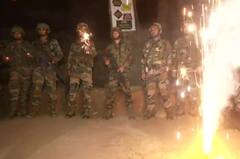 Diwali 2022: LoC પર ભારતીય સેનાના જવાનાએ ફટાકડા ફોડીને ઉજવી દિવાળી, જુઓ તસવીરો