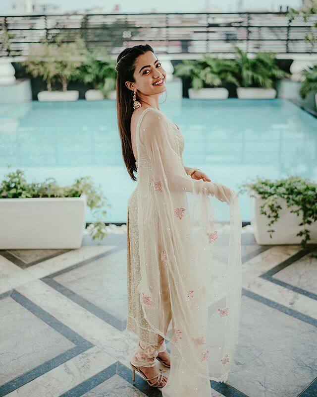 ప్రస్తుతం ఈ ఫొటోలు వైరల్ అవుతున్నాయి. (Photo Courtesy: Rashmika Instagram)