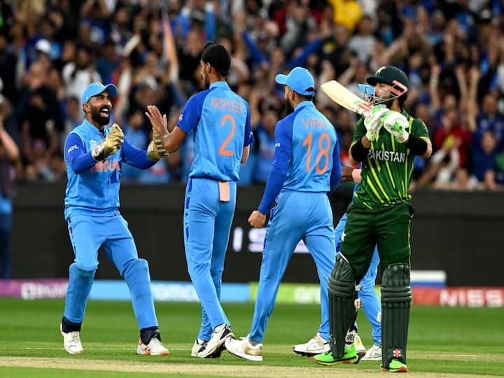 india vs pakistan t20 world cup 2022 fans trolls pakistani batsman for poor show IND vs PAK: पाकिस्तान की साधारण बल्लेबाजी के बाद फैंस ने लिए मजे, देखें मजेदार रिएक्शन