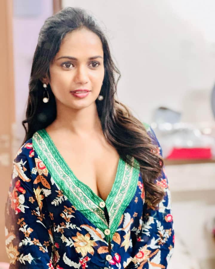 అరియానా జ‌న‌వ‌రి 25, 1993లో హైదరాబాద్ లో జన్మించింది. Photo@Ariyana Glory/Instagram