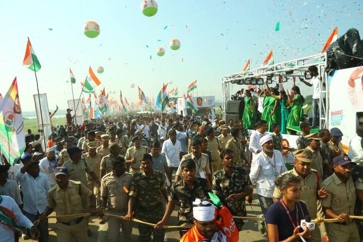 కర్ణాటక, తెలంగాణ సరిహద్దులోని గూడబెల్లూరులో రాహుల్ భారత్ జోడో యాత్రను టీపీసీసీ నేతలు స్వాగతించారు.